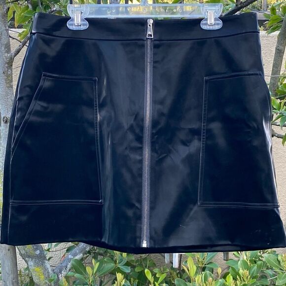 NWT Ted Baker London Latasha Vinyl Utility Mini Skirt in Black. Size 12 (5). - Picture 3 of 8